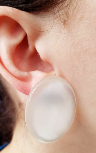 Große ovale weiße Ohrstecker schimmernd